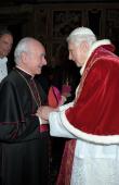 Papa Benedetto XVI saluta le famiglie